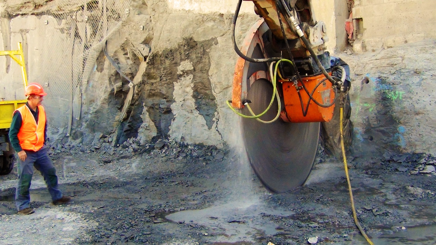 Echidna D6HP diamond rocksaw with 2.5m diameter blade in Wollongong, Australia